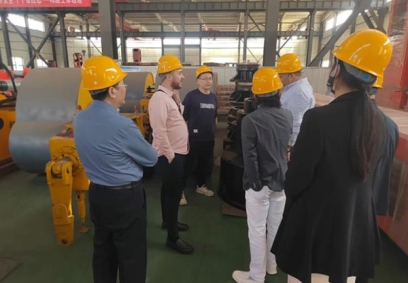 國(guó)外客戶(hù)參觀(guān)工廠(chǎng)并探討液壓夯HC150 HC180 并在場(chǎng)地觀(guān)察實(shí)際夯實(shí)效果