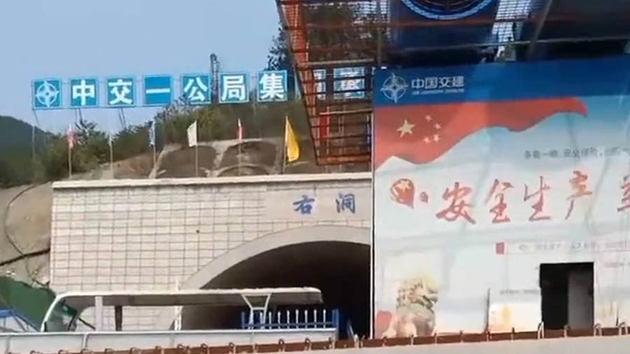 中交一公局集團(tuán)渝武高速中梁山隧道項目使用HC高速液壓夯實機(jī)路基進(jìn)行夯實處理